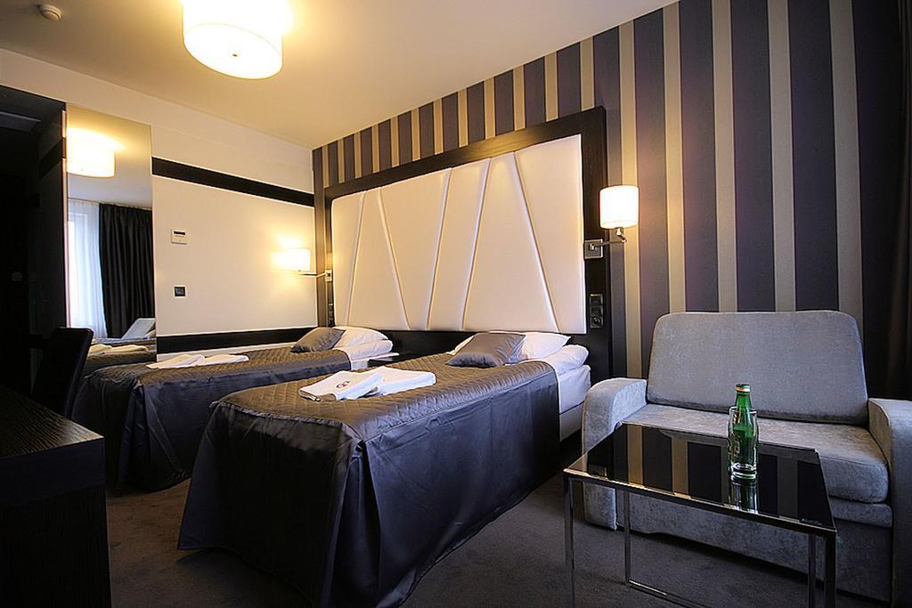 Hotel Grafit Kostomloty Pierwsze Habitación foto